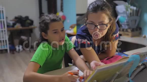 母女俩做作业学校慢动作视频准备回到学校小女孩和女人一起学习视频的预览图