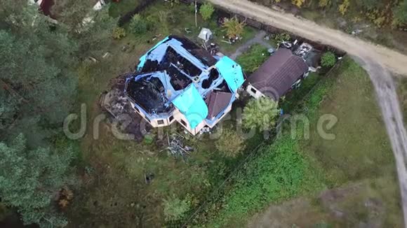 火灾后的破屋无人机顶景4KUHD视频视频的预览图