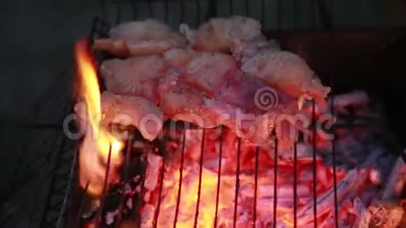 厨师把鲶鱼鱼片的皮肤放到烤架上开火煤燃烧视频的预览图