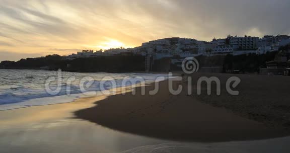 日落时在葡萄牙阿尔布菲拉的海滩景色视频的预览图