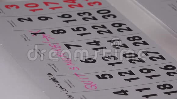 手交叉天数与粉红色标记在纸日历上戒烟计划视频的预览图