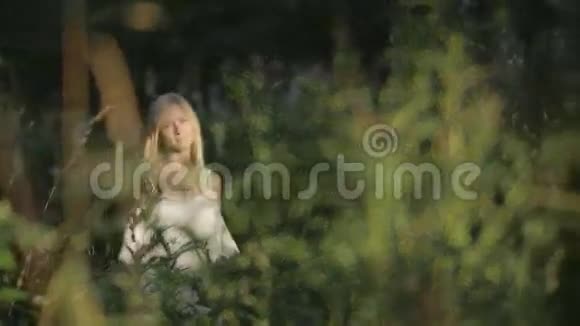 森林里的浪漫女人视频的预览图