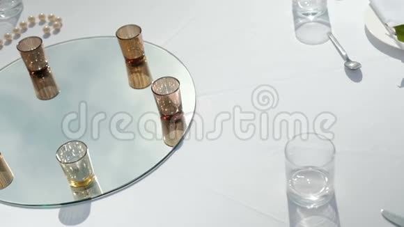 提供带镜子饮料的白色桌子供户外新鲜空气宴会使用视频的预览图