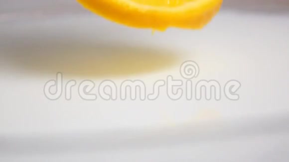 橙色滴进牛奶里视频的预览图