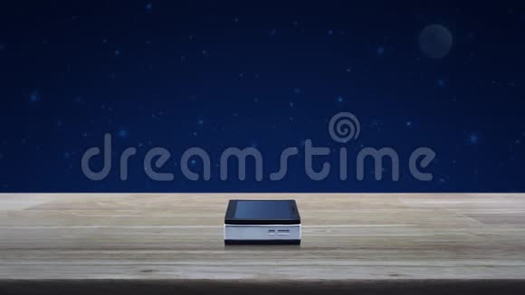 电子邮件平面图标现代智能手机屏幕上的木制桌子上幻想夜空和月亮业务联系我们在线公司视频的预览图