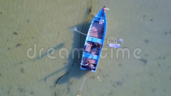 三艘空渔船在海上鸟瞰图视频的预览图