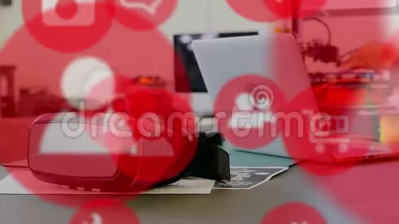 白种人用笔记本电脑绘制红色图标视频的预览图