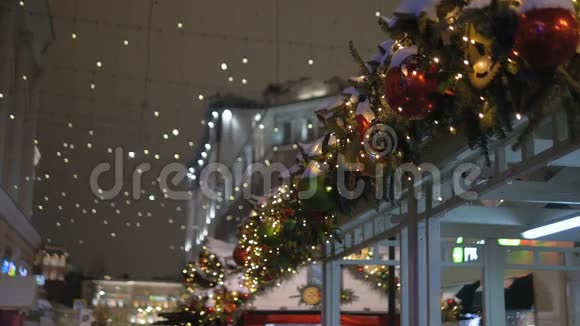 五颜六色的圣诞球收集有用的背景图案这座城市为度假而装饰视频的预览图