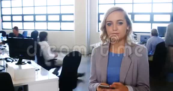 女性商务主管使用手机的时间间隔视频的预览图