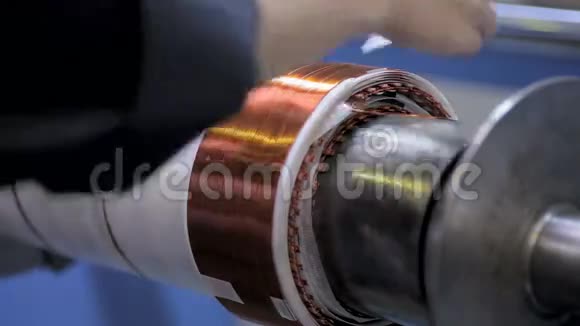 变压器发动机生产工人用电线操作变压器绕组打滑头视频的预览图