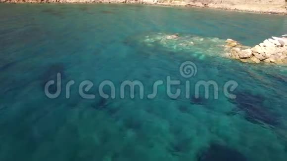 希腊克里特岛有渔夫船和石头的老村庄港口码头视频的预览图