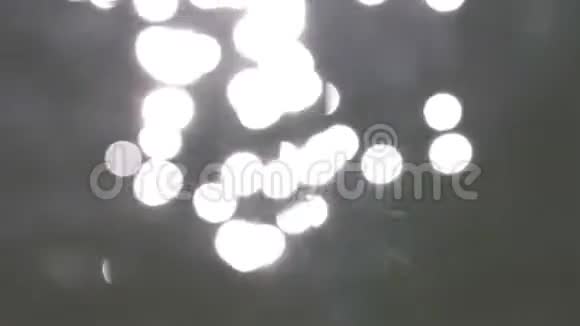 阳光照射在水面上的美丽的波克视频的预览图