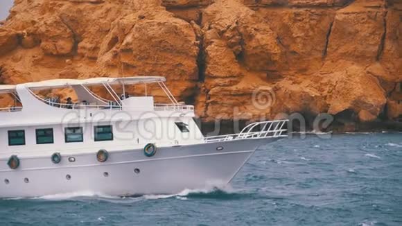 游船与游客是在风暴海航行的背景岩石埃及视频的预览图