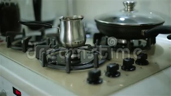打开炊具煮咖啡视频的预览图