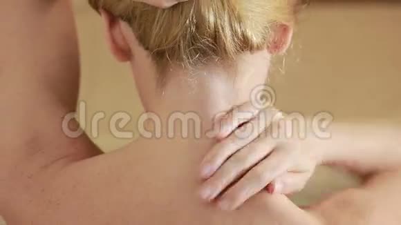 恶心的脖子女人擦她的颈霜颈部按摩视频的预览图