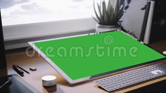 绿色屏幕电脑办公室里的电脑和键盘绿色屏幕画面视频的预览图