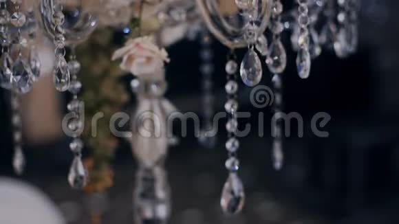 餐桌烛台中央装饰物鲜花装饰视频的预览图