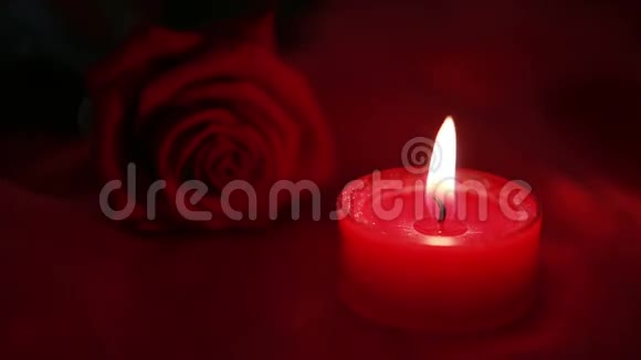 粉红蜡烛和红玫瑰视频的预览图