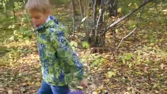 秋天孩子们沿着公园的小路跑视频的预览图