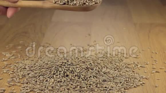 黑麦谷物从一堆黑麦上的木勺中获得足够的睡眠视频的预览图