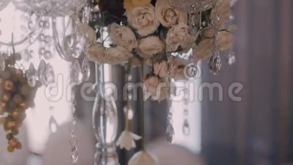 餐桌烛台中央装饰物鲜花装饰视频的预览图