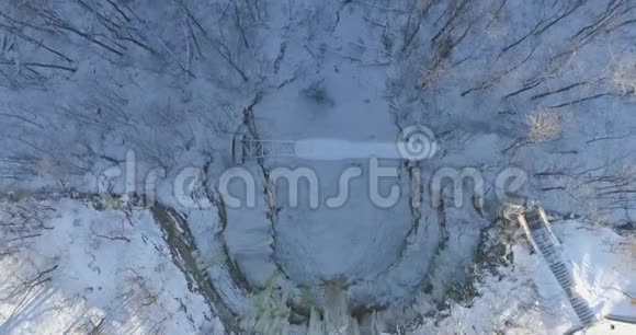冬天的空中瀑布冻成白色的闪闪发光的冰柱视频的预览图