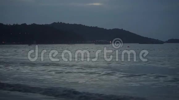 晚上巴东海滩冲浪慢动作视频泰国普吉岛视频的预览图