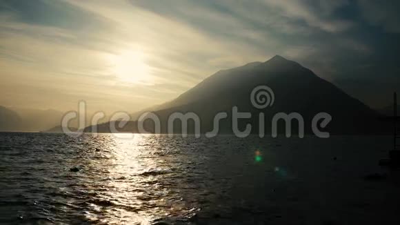 山和湖在夕阳的黄昏光下视频的预览图