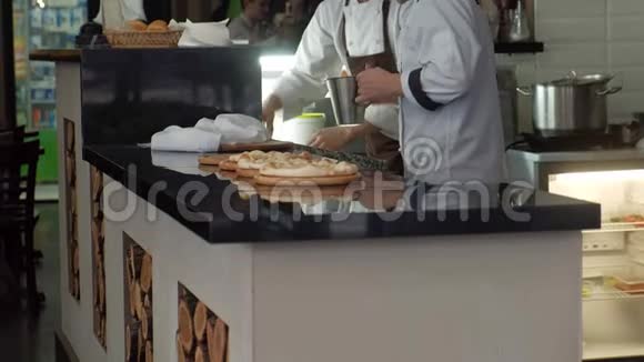 厨师在餐厅做披萨视频的预览图