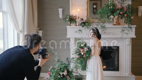 摄影师拍摄新娘背景的花束和壁炉视频的预览图