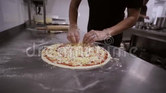 厨师把奶酪放在他的披萨基地上视频的预览图