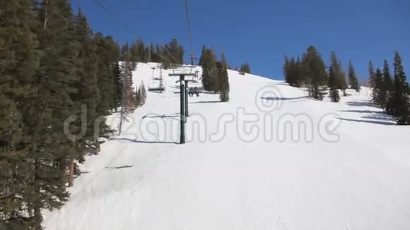 滑雪缆车晴天视频的预览图