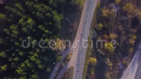 在森林附近的高速公路上飞行视频的预览图