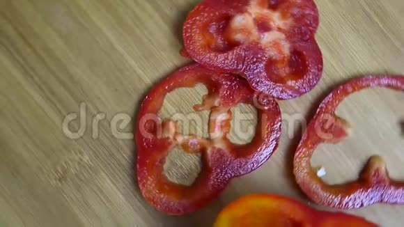 砧板上的红椒片旋转视频的预览图
