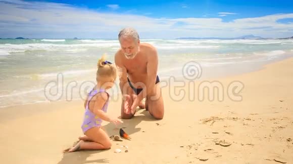 湿滩上的小金发女郎模特沙帕蒂爷爷视频的预览图