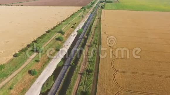废弃灌溉渠航拍视频视频的预览图