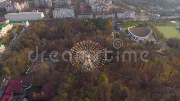 明斯克空中无人机拍摄城市游乐园秋季景观摩天轮吸引娱乐视频的预览图