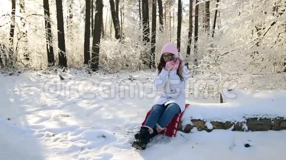 美丽的女孩戴着粉红色的帽子和手套戴着粉红色的帽子戴着粉红色的手套戴着冬天白雪公主的手套视频的预览图