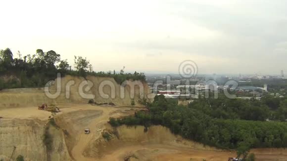 泰国沙坑和自卸卡车鸟瞰图视频的预览图