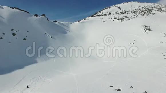 在雪地摩托冬季景观上的人视频的预览图