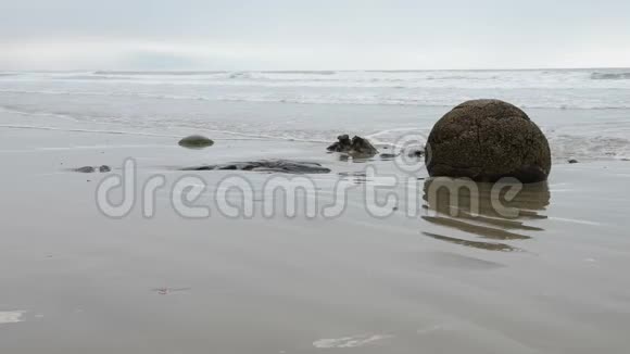 太平洋海浪中的Moeraki巨石视频的预览图