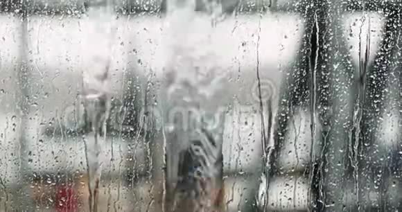特写水流在玻璃上视频的预览图