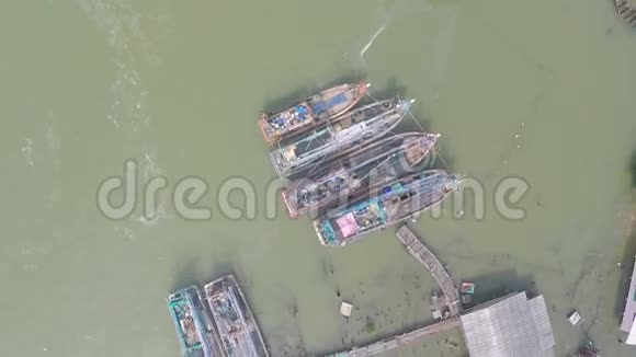 泰国渔民村和旧渔船空中录像视频的预览图