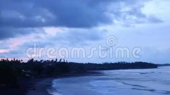 时光流逝云在热带岛屿的海岸上移动视频的预览图
