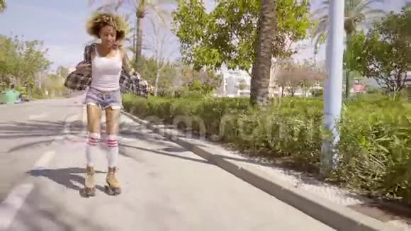 年轻的黑人女子在路上溜冰视频的预览图