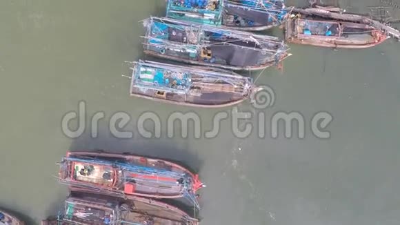 绿水中的渔船航拍视频从上面看视频的预览图