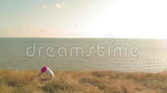 年轻女子在户外做运动瑜伽空中录像视频的预览图
