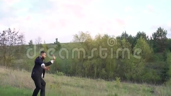 大师对自然背景的咏春表演4k视频的预览图