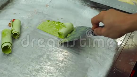亚洲夜市手工制作水果冰淇淋的过程视频的预览图