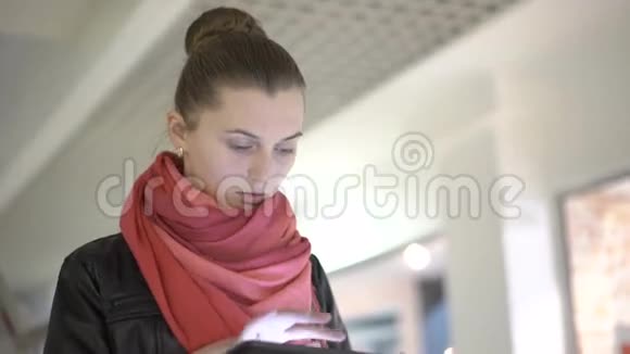 金发使用平板电脑微笑着穿着20多岁的城市女性职业4K视频的预览图